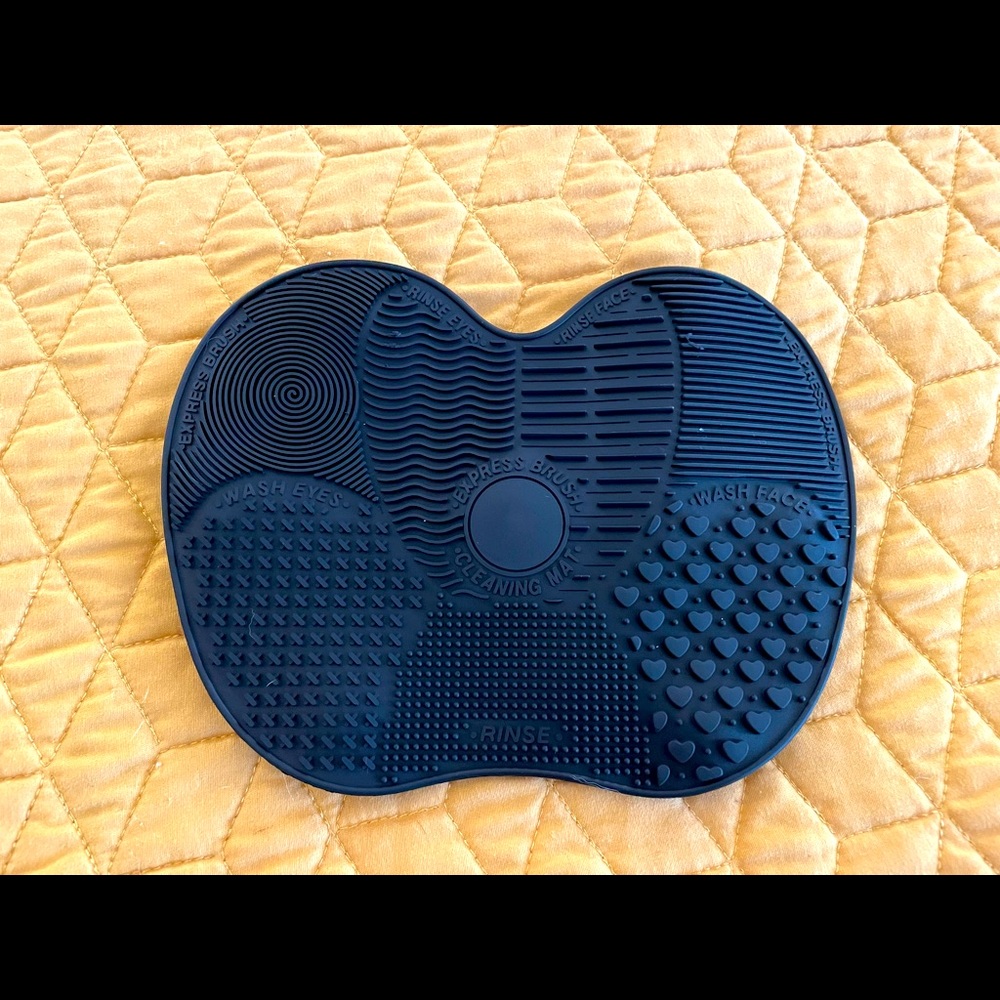 Make up brush cleaner